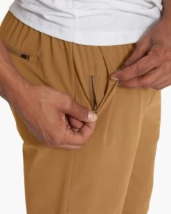 Fleet Jogger | Caramel -Men's Apparel Shop V444CAR SP23 M ECOMM PANTS DETAIL 2883 1 DETAIL