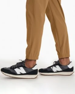 Fleet Jogger | Caramel -Men's Apparel Shop V444CAR SP23 M ECOMM PANTS DETAIL 2889 DETAIL